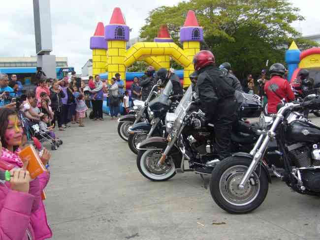 E TY WHANAU bike riders